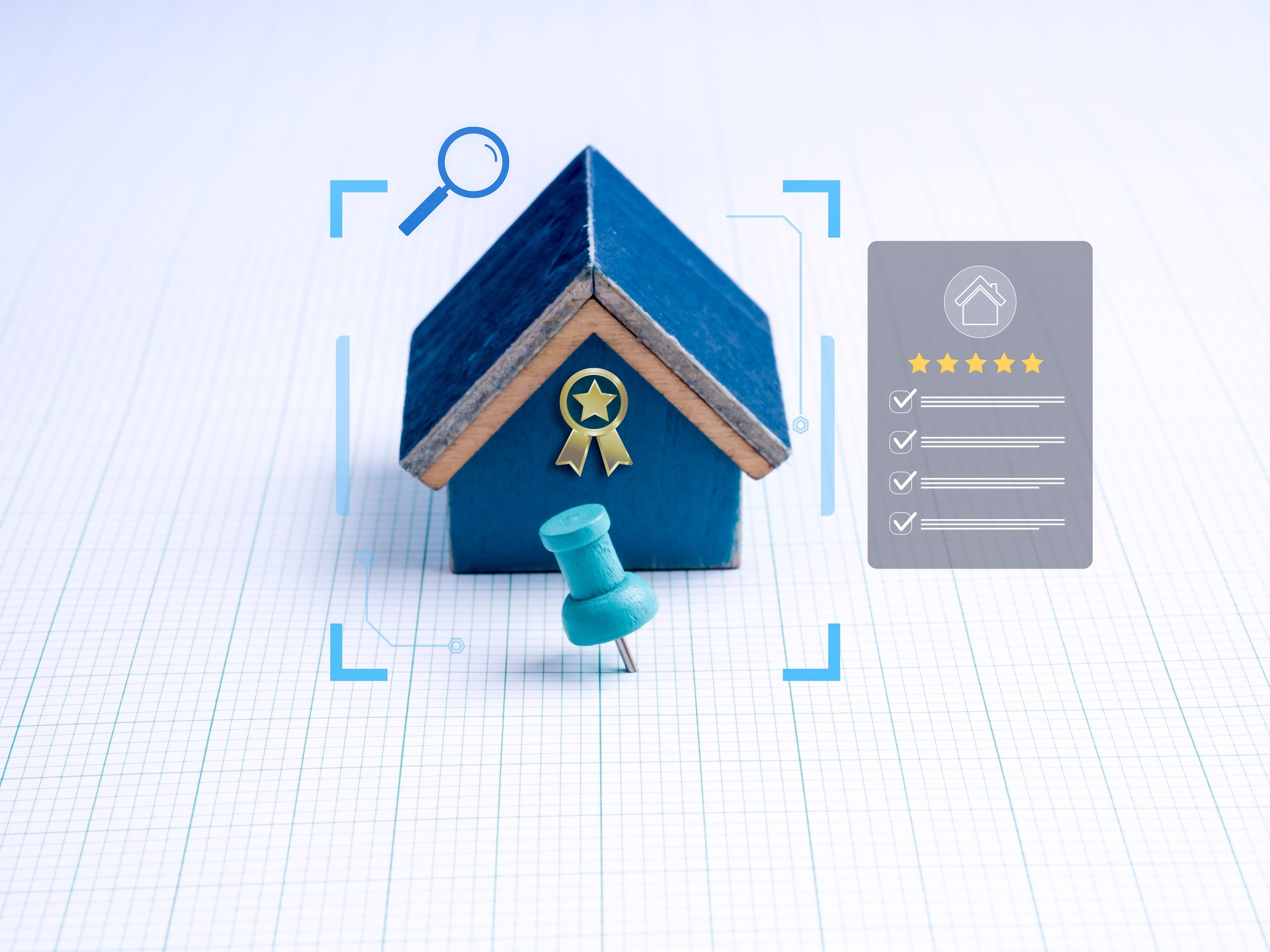 Concepto de selección de viviendas y valor de la propiedad con casa de madera, lista de verificación e íconos de calificación. Concepto de bienes raíces, compra de viviendas, calidad de la vivienda, puntaje de ubicación y decisiones de inversión int