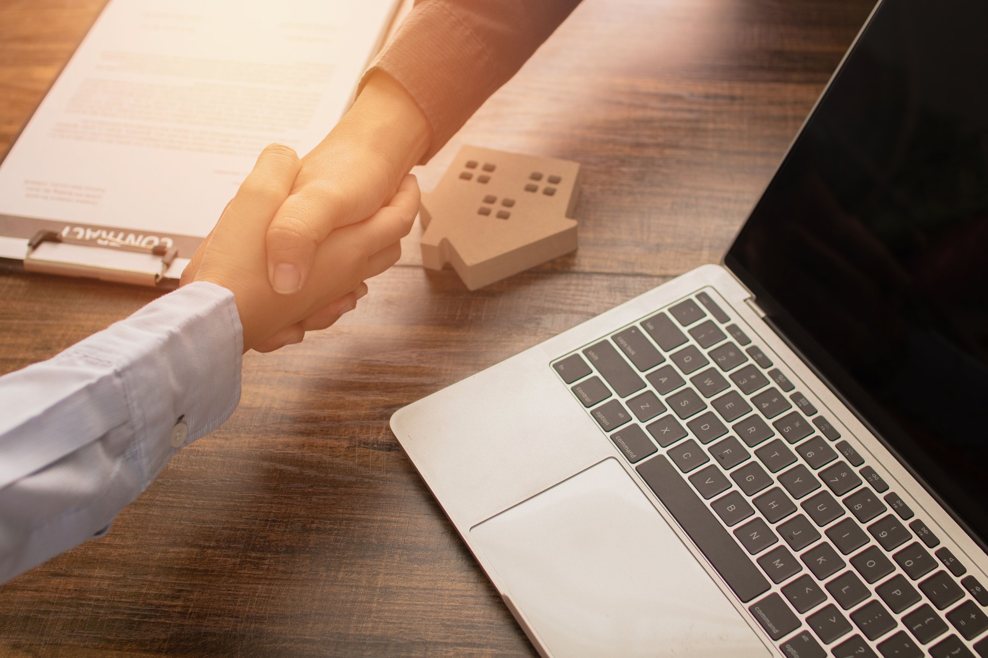 Concepto inmobiliario, Agencia de banquero estrechar la mano con el cliente o la casa del comprador después de obtener éxito comunicación firma contrato