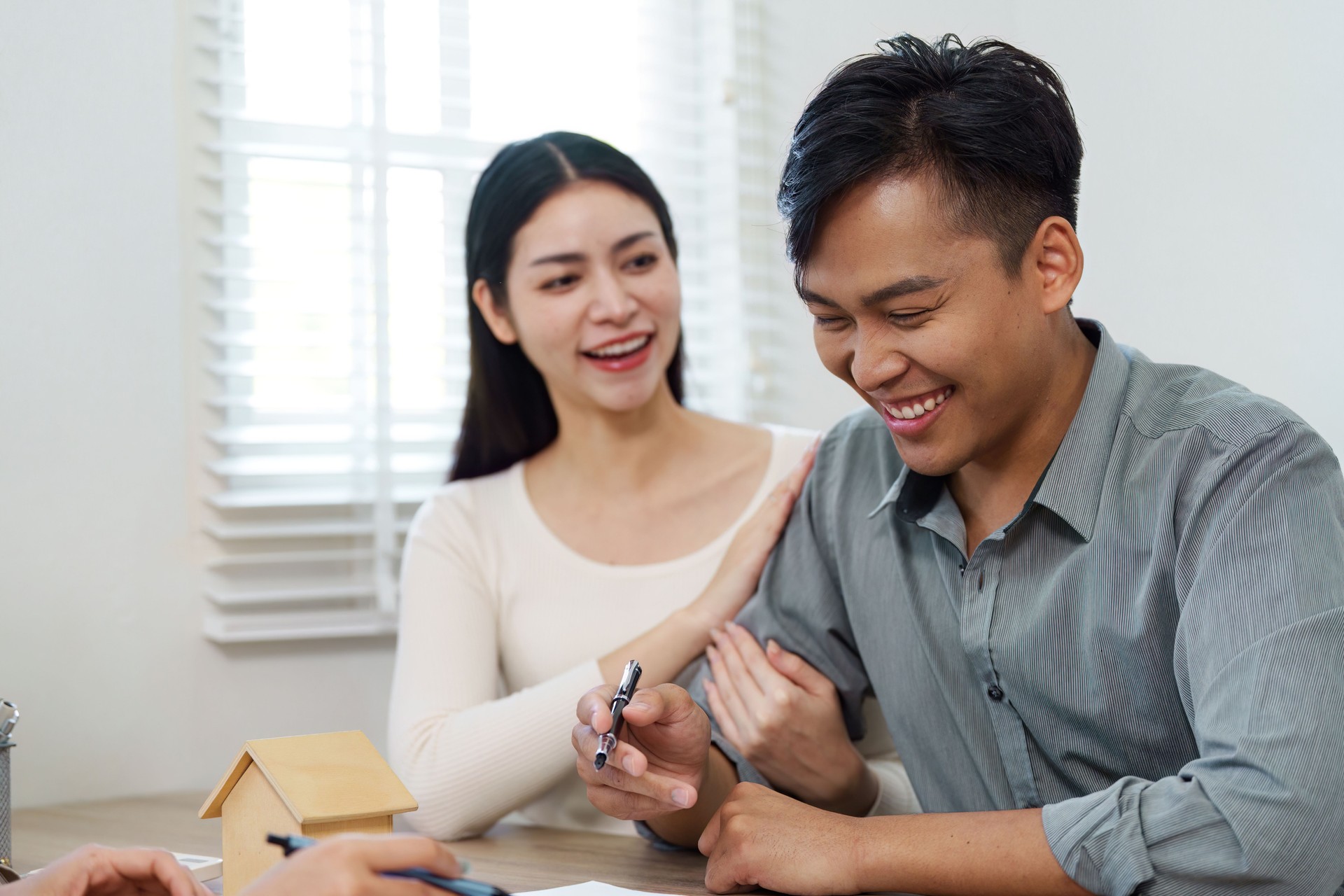 Agente de Bienes Raíces Ayudando a Clientes Satisfechos con la Compra de Vivienda