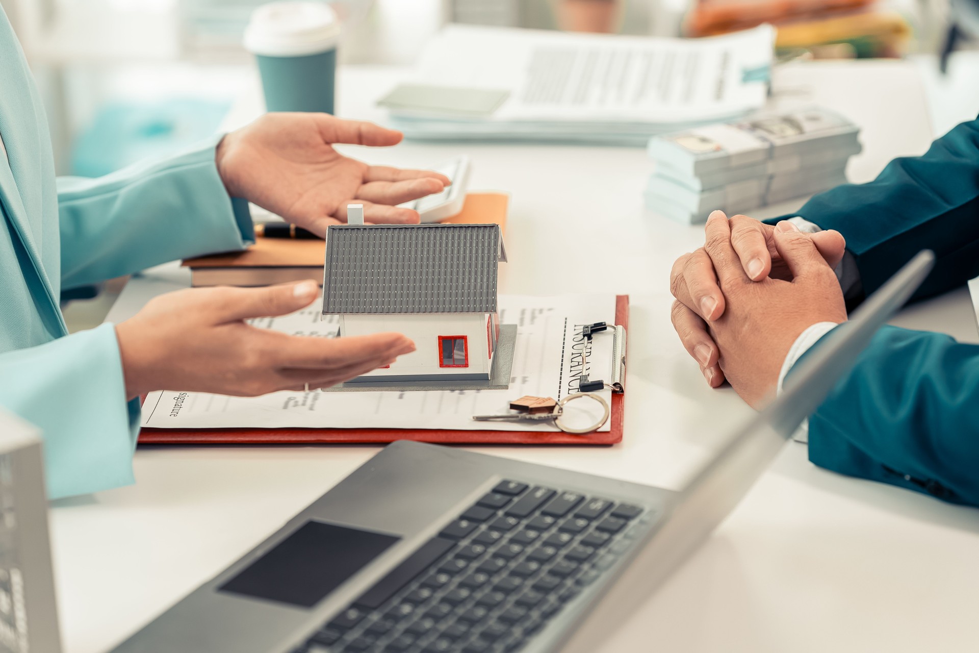 Compra de vivienda, venta de viviendas, alquiler y opciones de seguro de hogar corredor de bienes raíces Haga una cita para reunirse con el cliente en la oficina de ventas de viviendas de cerca.