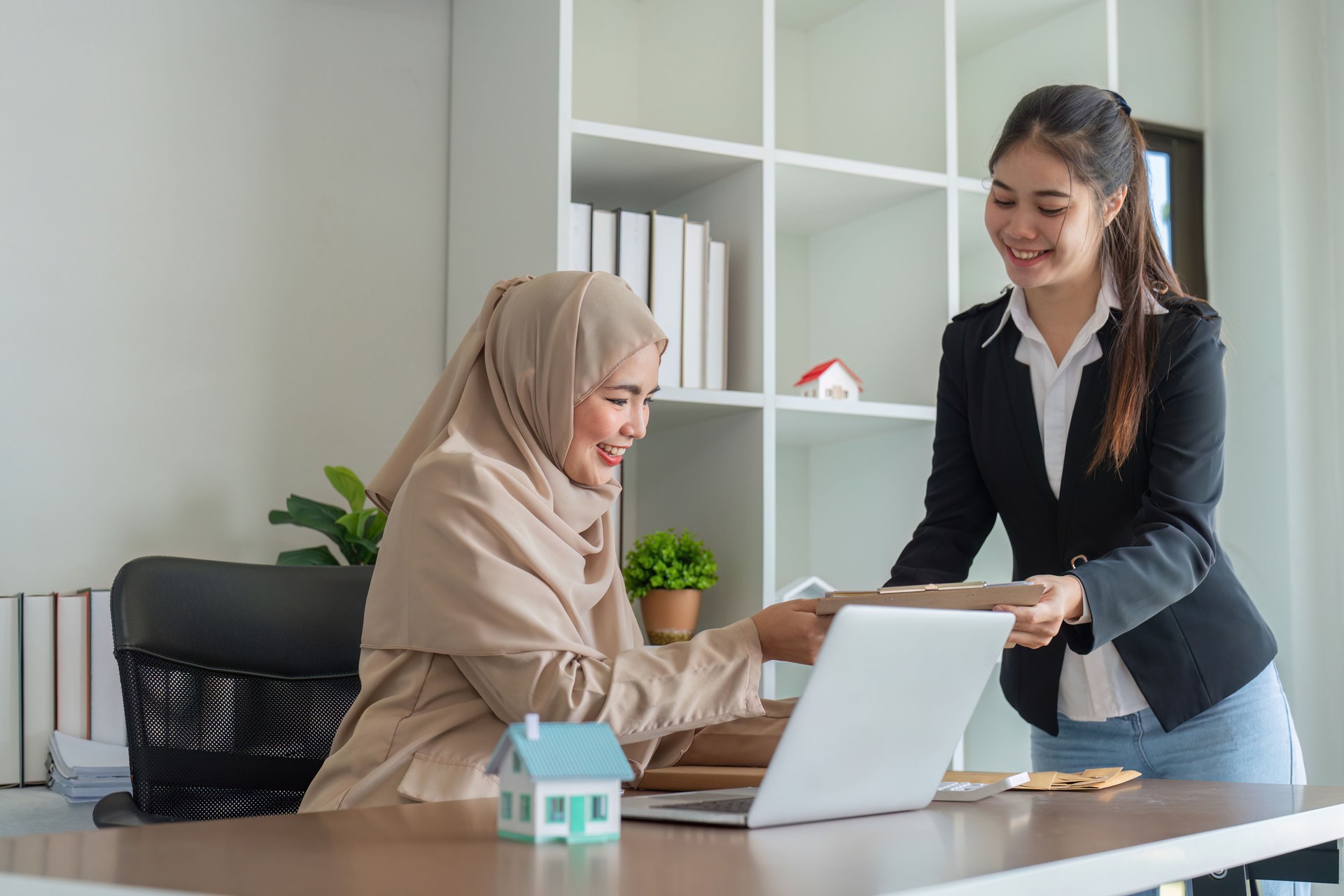 Discusión del agente inmobiliario musulmán Trato de propiedad con el cliente en un entorno de oficina moderno